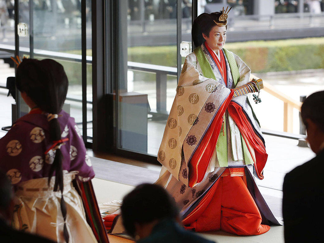 皇后雅子於日皇德仁在10月22日舉行的即位典禮穿了3套服裝，重達20