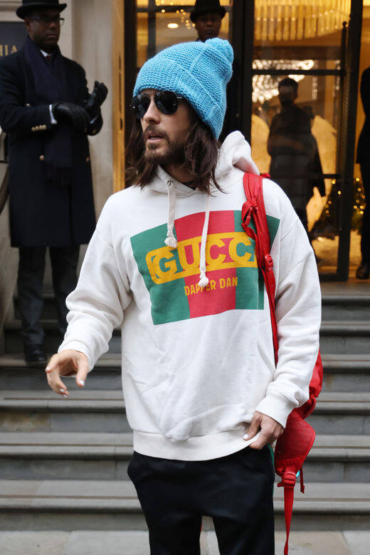 Jared Leto也有穿過街頭一點的造型！這次讓他來示範街衣穿搭，以Gucci logo衛衣搭