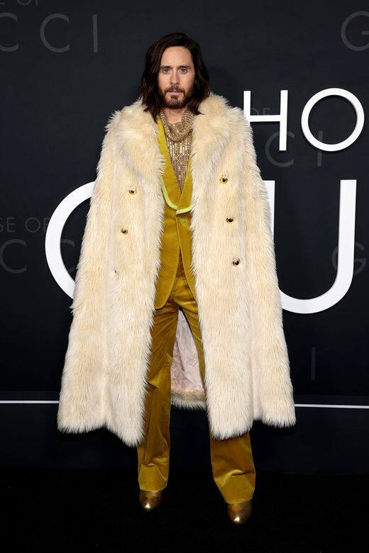 另一場首映會上，Jared Leto則選了白色仿皮草大衣，內搭芥末黃色絨面西裝及