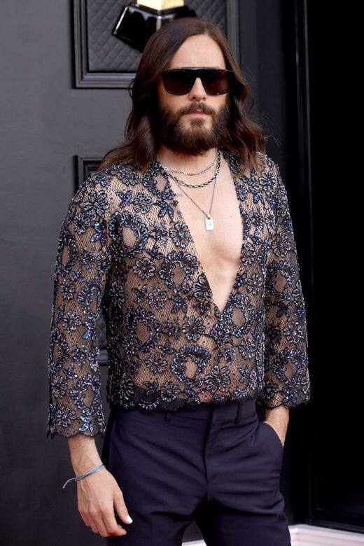 除了西裝,從不吝嗇展露身材的Jared Leto,這天以蕾絲開胸上衣配搭黑西裝褲 除了西裝,從不吝嗇展露身材的Jared Leto,這天以蕾絲開胸上衣配搭黑西裝褲