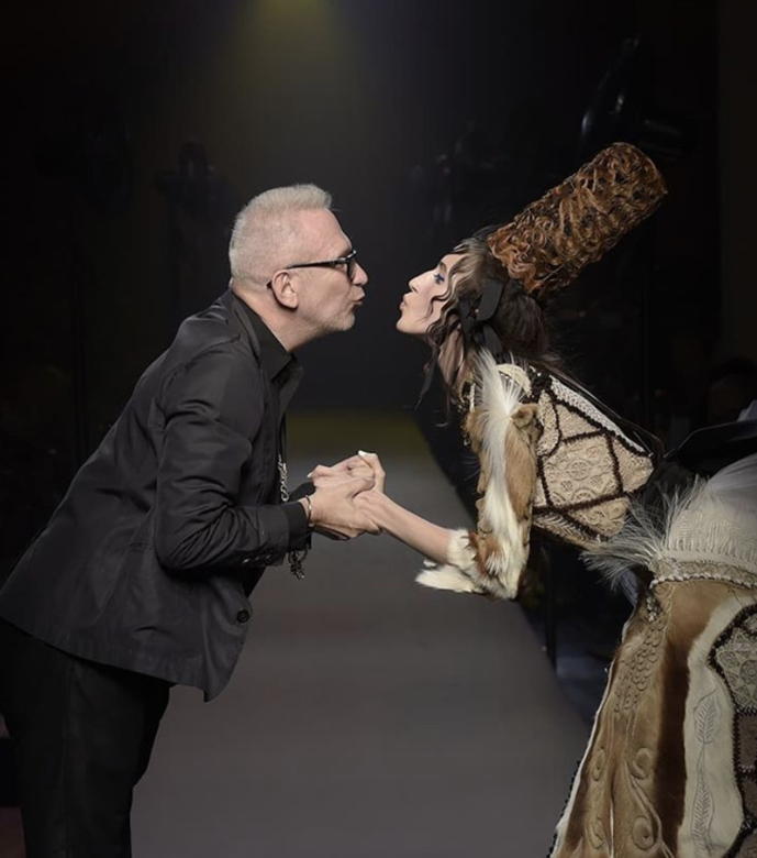 Jean Paul Gaultier的鬼主意今回延伸至高級訂製系列,宣布將於每個季度邀請一位 Jean Paul Gaultier的鬼主意今回延伸至高級訂製系列,宣布將於每個季度邀請一位