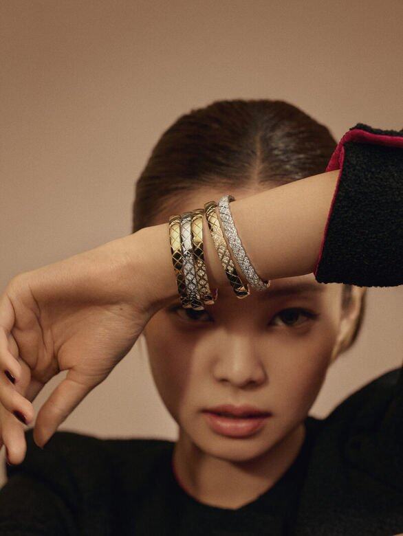 除了疊戴戒指，Jennie也示範將5隻Chanel Coco Crush手鐲疊戴，白金、米色金與鑽石散發