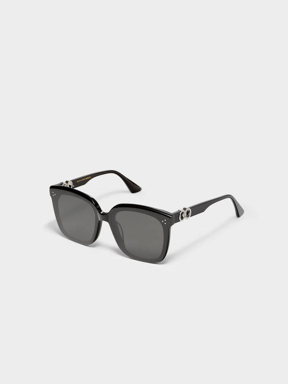 方形Flatba太陽眼鏡，採用板材材質的鏡框，配搭UV防護的鏡片。（$2,260）