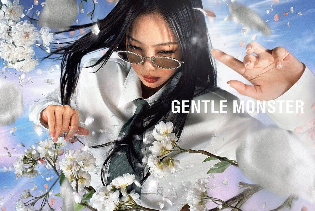 Jennie聯乘Gentle Monster眼鏡系列的宣傳照由知名攝影師Hugo Comte掌鏡，可見Jennie被花卉圍
