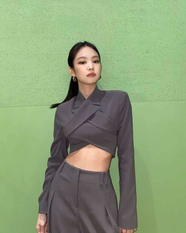 Jennie顯高穿瘦的闊腳褲穿搭:正裝crop top Jennie顯高穿瘦的闊腳褲穿搭:正裝crop top