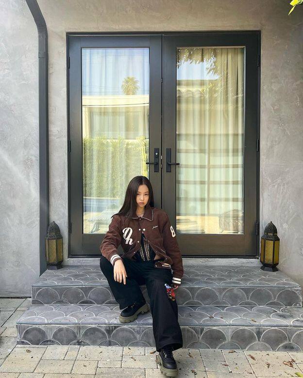 Jennie顯高穿瘦的闊腳褲穿搭:男裝外套 Jennie顯高穿瘦的闊腳褲穿搭:男裝外套