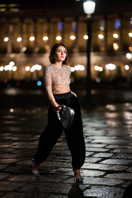Jennie顯高穿瘦的闊腳褲穿搭:透視裝 Jennie顯高穿瘦的闊腳褲穿搭:透視裝