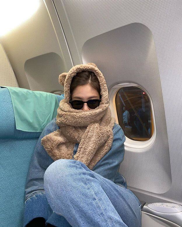 除了具時尚氣息以外，Jennie這身穿搭還超舒適，登上飛機後可以馬上靠著溫