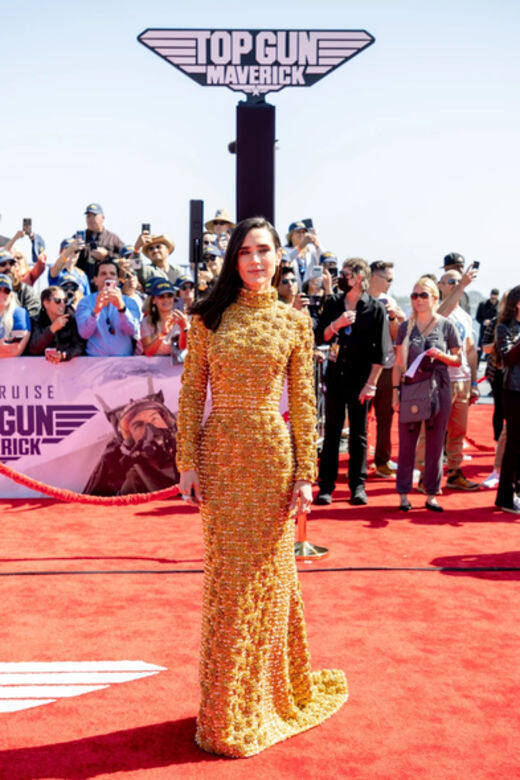 在出席另一場電影活動時，Jennifer Connelly優雅亮相，她穿上Louis Vuitton訂製的金色亮片、水
