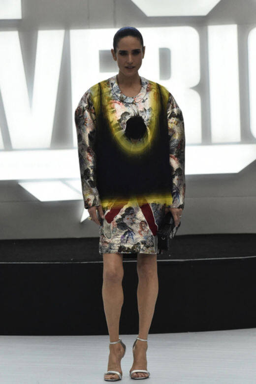 Jennifer Connelly以Louis Vuitton FW22的印花裙搭配LV Petite Malle手袋，出席在《Top Gun：Maverick》墨西哥首映禮。