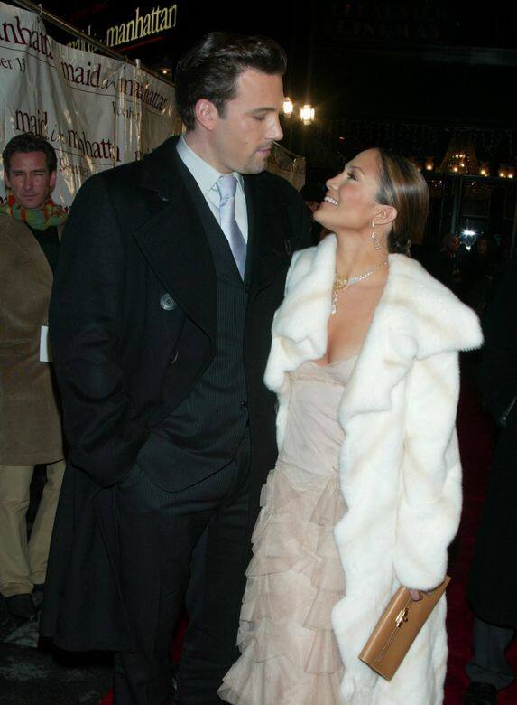 2002年,Jennifer Lopez和Ben Affleck到紐約出席《Maid in Manhattan》電影首映,他們皆以大方高貴的晚禮 2002年,Jennifer Lopez和Ben Affleck到紐約出席《Maid in Manhattan》電影首映,他們皆以大方高貴的晚禮