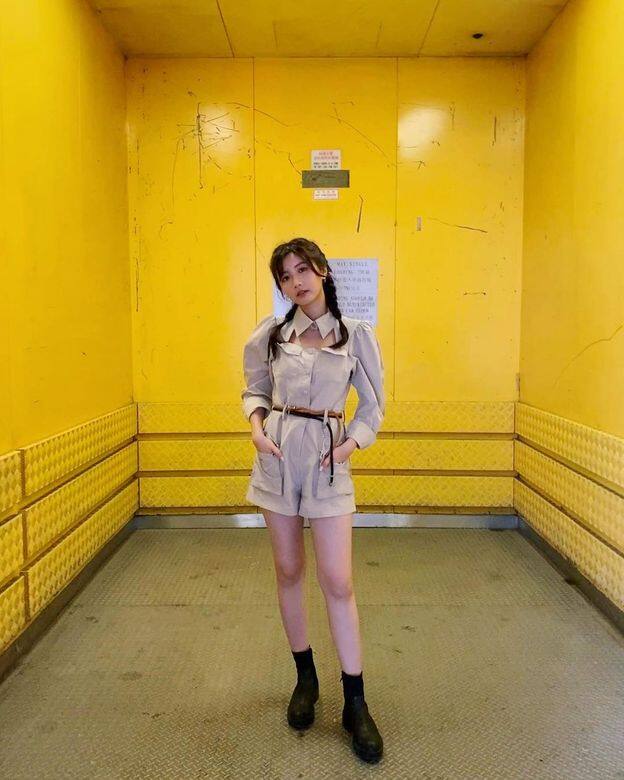 連身裝款式不需過多裝飾已經相當時髦,Jessica所穿的連身短褲上身是裇衫 連身裝款式不需過多裝飾已經相當時髦,Jessica所穿的連身短褲上身是裇衫