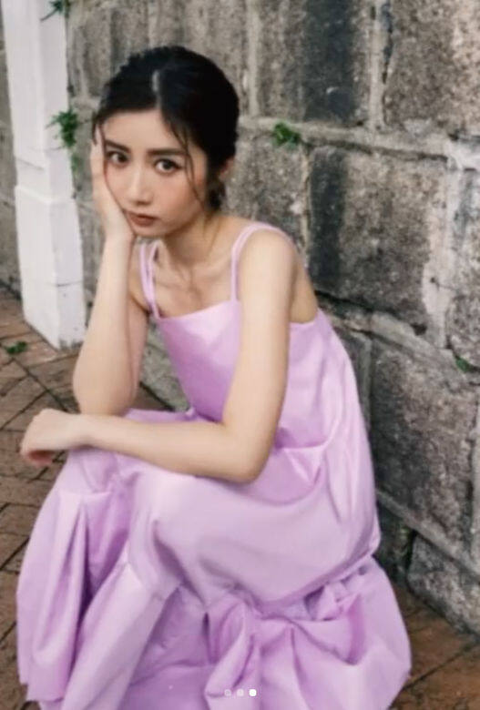 Jessica穿上3.1 Phillip Lim的淡紫色鬆身吊帶裙，裙襬剪裁充滿設計感，簡單穿搭、紮