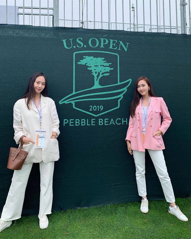 Jessica和Krystal前往觀看高爾夫球比賽，一起穿上白色長褲配白色平底鞋，上身則