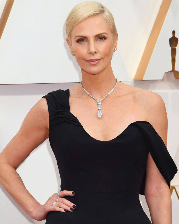 獲奧斯卡提名最佳女主角的Charlize Theron身穿全黑Dior高級訂製晚裝裙,並佩戴上 獲奧斯卡提名最佳女主角的Charlize Theron身穿全黑Dior高級訂製晚裝裙,並佩戴上