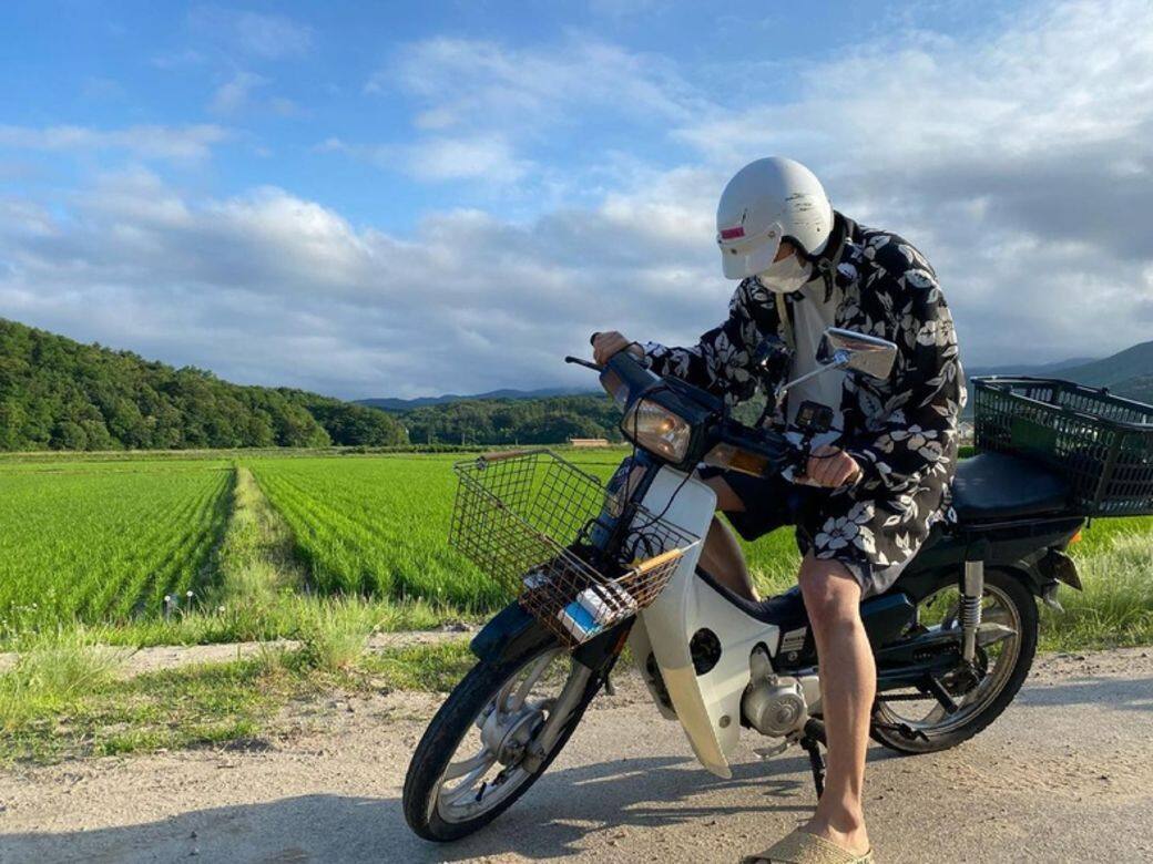 還有另一集,池昌旭穿上黑白夏威夷套裝,再加草織涼鞋,散發著陽光氣息 還有另一集,池昌旭穿上黑白夏威夷套裝,再加草織涼鞋,散發著陽光氣息