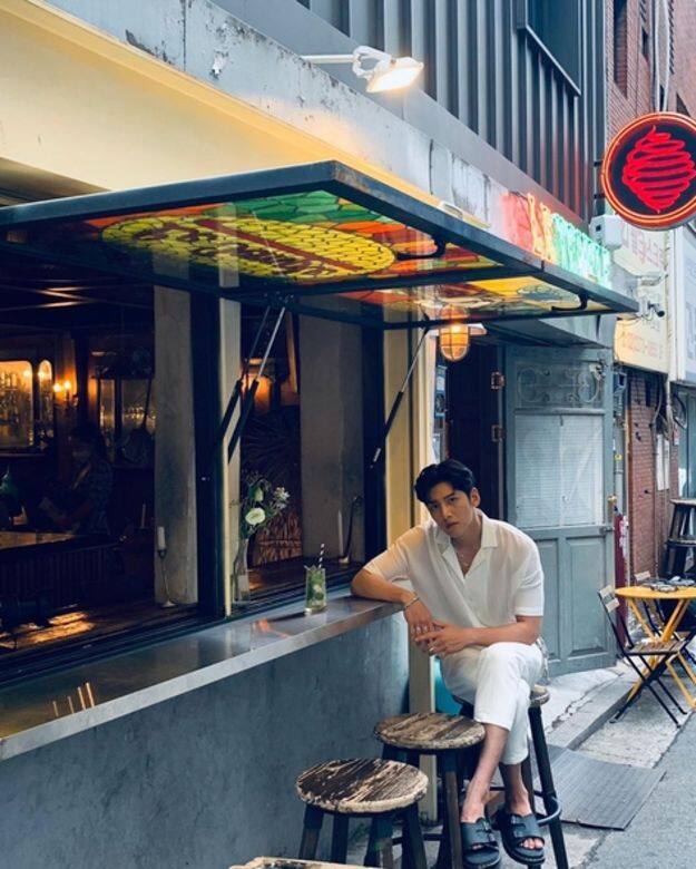 休息日,找間café chill一下!池昌旭就穿上簡約的全白色休閒套裝,搭配一雙搭 休息日,找間café chill一下!池昌旭就穿上簡約的全白色休閒套裝,搭配一雙搭