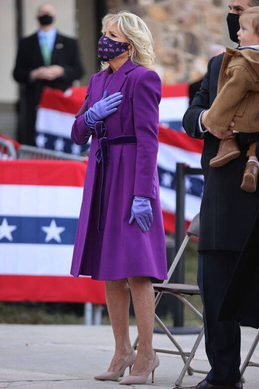 單色套裝是Jill biden的最愛穿搭之一,就像這襲充滿朝氣的紫色連身外套配 單色套裝是Jill biden的最愛穿搭之一,就像這襲充滿朝氣的紫色連身外套配