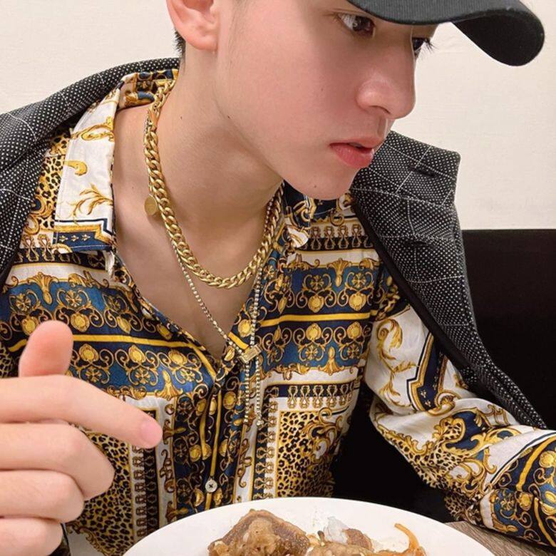 友人隨意從衣櫃抓了幾件他覺得很好笑的衣服讓劉敬穿。以巴洛克圖騰 友人隨意從衣櫃抓了幾件他覺得很好笑的衣服讓劉敬穿。以巴洛克圖騰