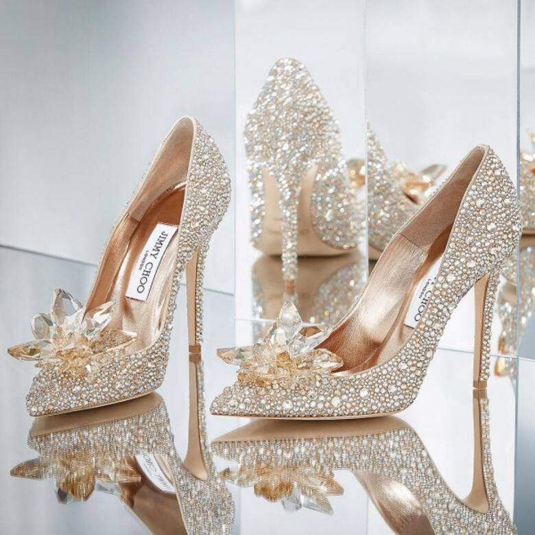 Jimmy Choo Cinderella系列分別有奢華的黑色、金色及淺藍色選擇,鑲嵌了超過七千粒Swarovski Jimmy Choo Cinderella系列分別有奢華的黑色、金色及淺藍色選擇,鑲嵌了超過七千粒Swarovski