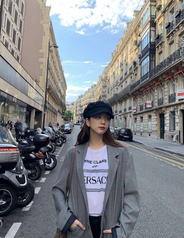 Jisoo單靠一件白色Logo/Slogan T恤就能打造多變的風格,重點在於以白T搭配不 Jisoo單靠一件白色Logo/Slogan T恤就能打造多變的風格,重點在於以白T搭配不