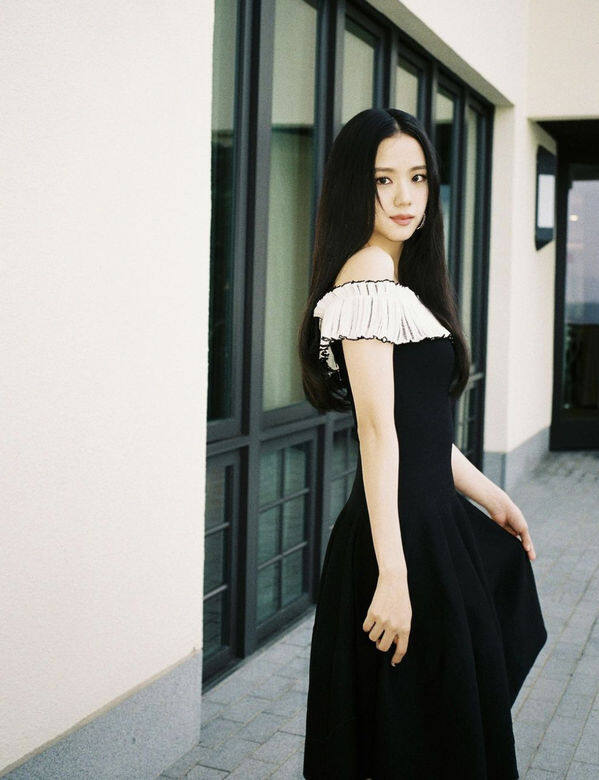 作為Blackpink團內的氣質擔當,長裙可以說是Jisoo的必備單品,選一些雪紡材質帶 作為Blackpink團內的氣質擔當,長裙可以說是Jisoo的必備單品,選一些雪紡材質帶