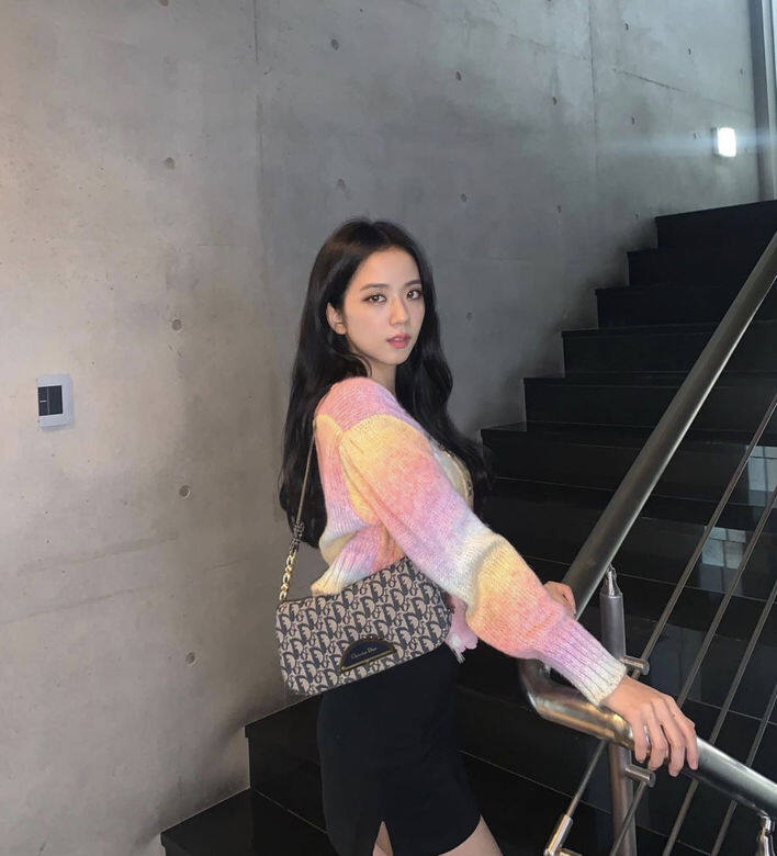 毛衣是女生們秋冬最常穿的保暖單品,Jisoo也不例外。不過想拒絕穿出單調 毛衣是女生們秋冬最常穿的保暖單品,Jisoo也不例外。不過想拒絕穿出單調