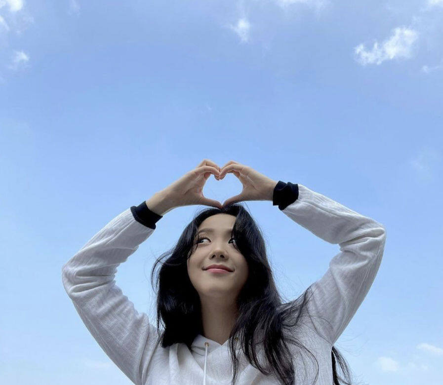 Jisoo一向予人的感覺是溫柔系女生,私下的她真的不常濃妝豔抹,很多時候 Jisoo一向予人的感覺是溫柔系女生,私下的她真的不常濃妝豔抹,很多時候