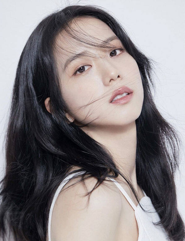 前陣子Blackpink所屬的公司釋出Jisoo的演員造型照,Jisoo依舊是以淡妝素雅的形象 前陣子Blackpink所屬的公司釋出Jisoo的演員造型照,Jisoo依舊是以淡妝素雅的形象