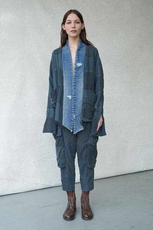 這位藝術家兼設計師過去嘗試以美國剩餘的軍事服裝,以及工業廢品製 這位藝術家兼設計師過去嘗試以美國剩餘的軍事服裝,以及工業廢品製
