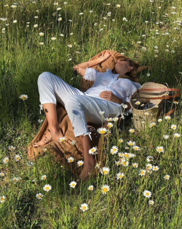 時尚的Juliana Awada，郊遊野餐時穿上簡單的白衫造型卻配上時髦的Loewe籐籃。