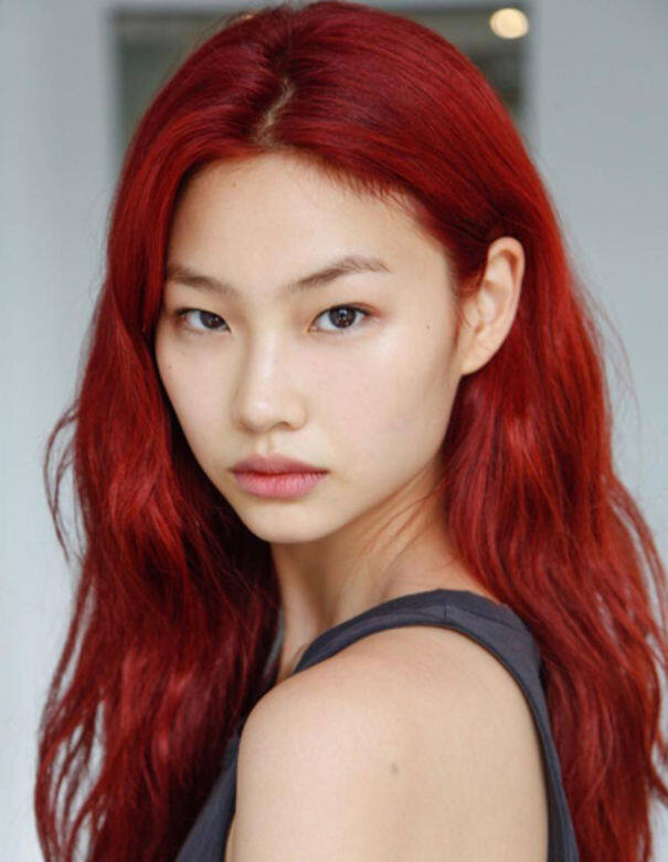鄭浩妍在勇闖時裝周時，最又辨識度的就是她一頭搶眼的紅髮，高級厭世