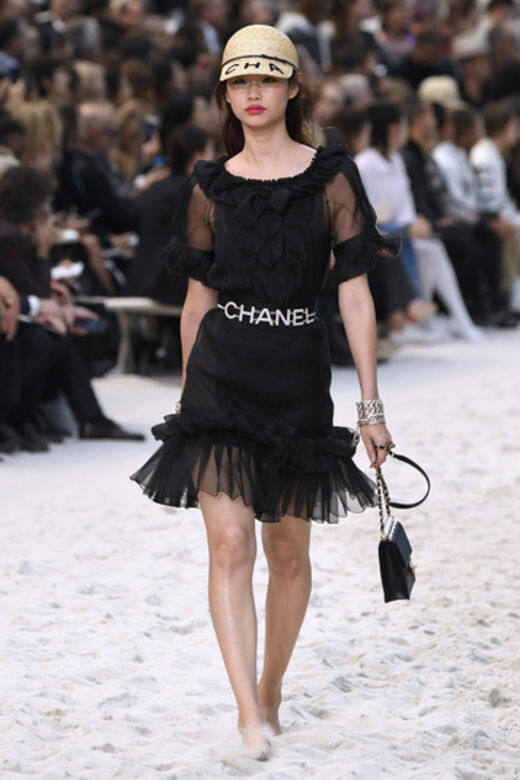 鄭浩妍也曾多次替香奈兒Chanel走騷，更替品牌拍攝過不少形象廣告與合作
