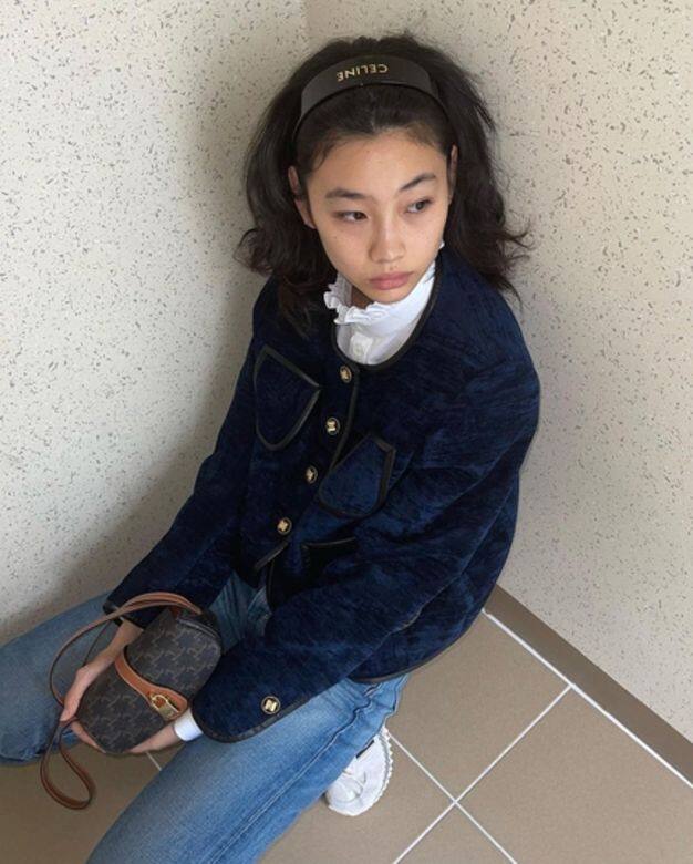 粗頭箍在今年是相當流行的配件重點,不管是亮色系營造春夏少女風,還 粗頭箍在今年是相當流行的配件重點,不管是亮色系營造春夏少女風,還