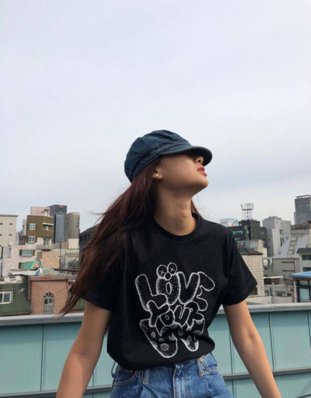 而除了漁夫帽,鄭浩妍也很喜歡戴報童帽,除了修飾臉型以外,更能把簡單 而除了漁夫帽,鄭浩妍也很喜歡戴報童帽,除了修飾臉型以外,更能把簡單