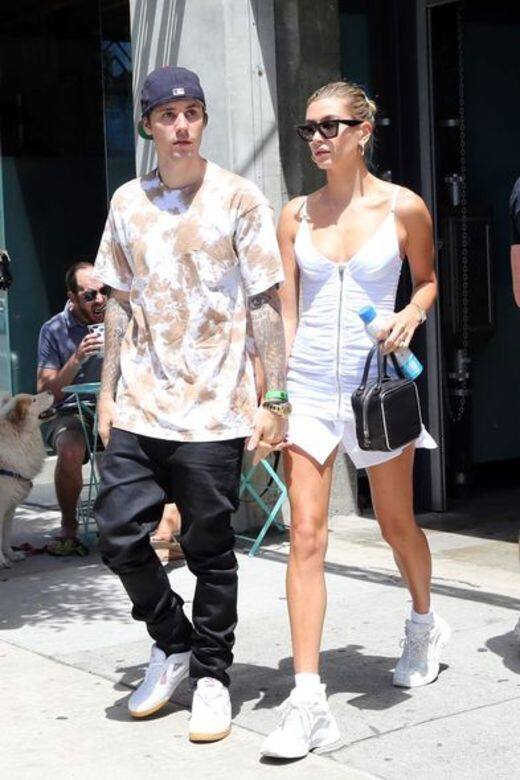 情侶穿搭重點不用多，像Justin和Hailey一樣都穿上白鞋就很好看了！