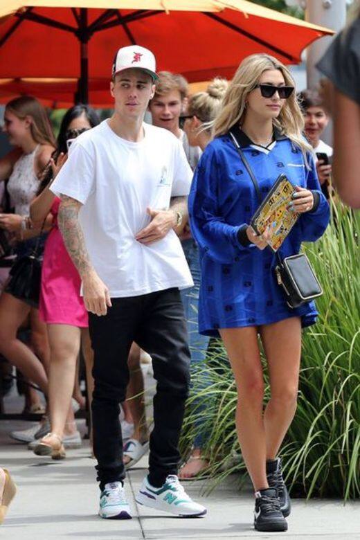 Justin Bieber 很喜歡運用鴨舌帽去打造街頭風格，而旁邊的Hailey Bieber則穿了緞面的藍