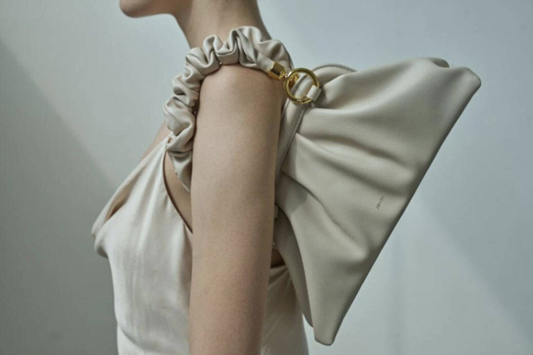 復古與實用性兼備的Cloud手袋，皺皺的手挽設計吸睛又有趣，襯裙裝時可展