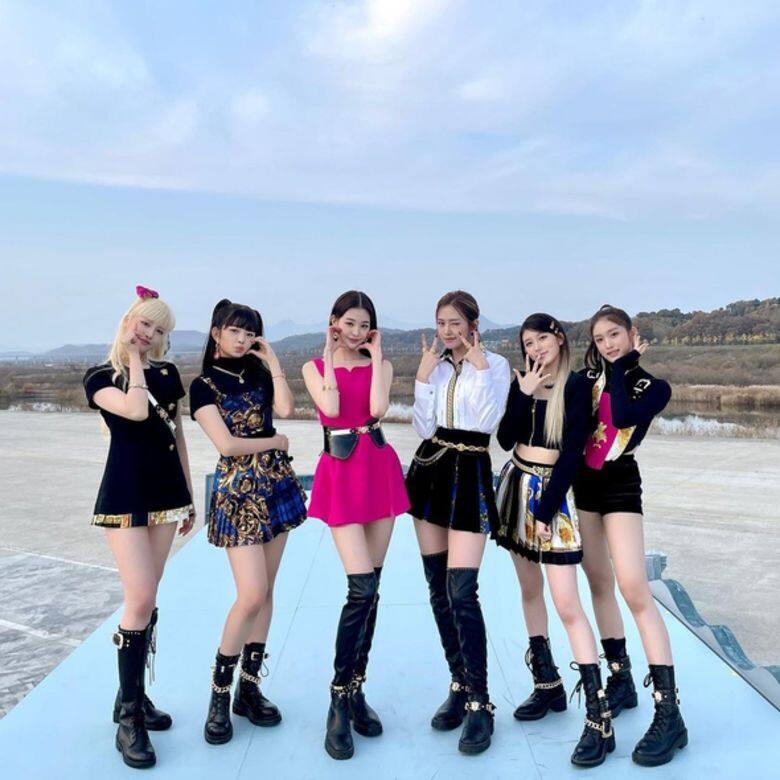 突顯張員瑛絕非恰巧僅僅一次!《ELEVEN》MV中,5位成員穿上Versace Jeans黑白主調或巴 突顯張員瑛絕非恰巧僅僅一次!《ELEVEN》MV中,5位成員穿上Versace Jeans黑白主調或巴