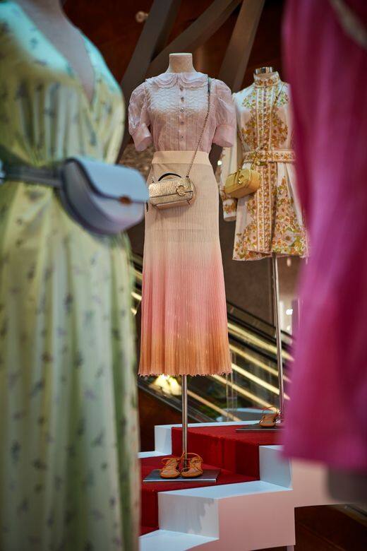 MIU MIU 石英色柯根紗上衣 $10,150JACQUEMUS 漸變粉紅 Helado 半截長裙 $6,690JACQUEMUS 橙色 Manosque 涼鞋 MIU MIU 石英色柯根紗上衣 $10,150JACQUEMUS 漸變粉紅 Helado 半截長裙 $6,690JACQUEMUS 橙色 Manosque 涼鞋