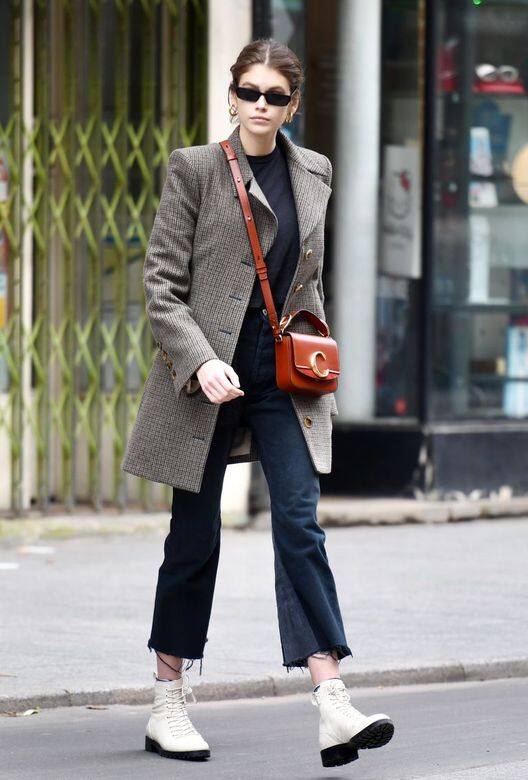西裝大褸搭配亮眼的Chloé C手袋與象牙白短靴，演繹都市女生的知性美。