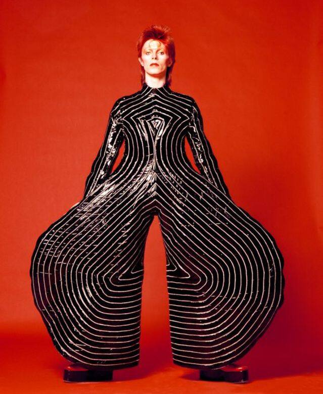 1972年,David Bowie還穿上山本寬齋的女裝設計,以Ziggy Stardust的身份在全球巡演。此後,山 1972年,David Bowie還穿上山本寬齋的女裝設計,以Ziggy Stardust的身份在全球巡演。此後,山