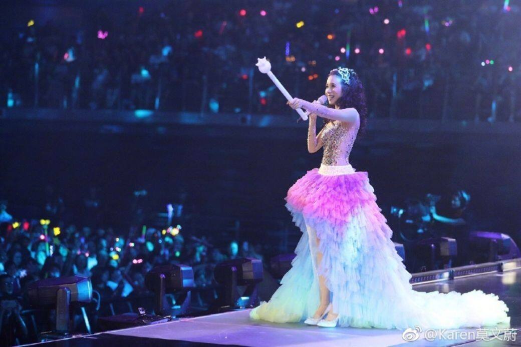 首輪《絕色莫文蔚世界巡迴演唱會》在2018年年尾於中國舉行，當時是為慶祝