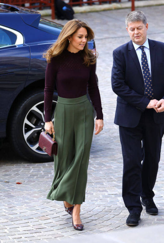 去年十月，凱特到訪國家歷史博物館時穿著high street品牌的深紅色上衣及綠