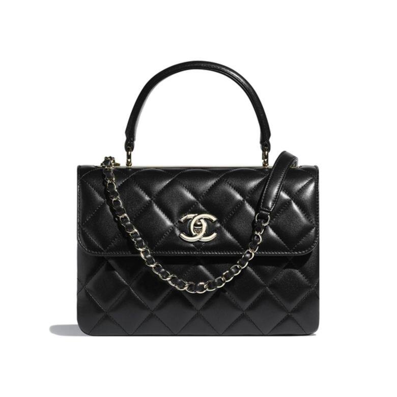 想入手接近凱特的Chanel手袋的款式，可選這款經典flap bag！Chanel 黑色小羊皮手挽