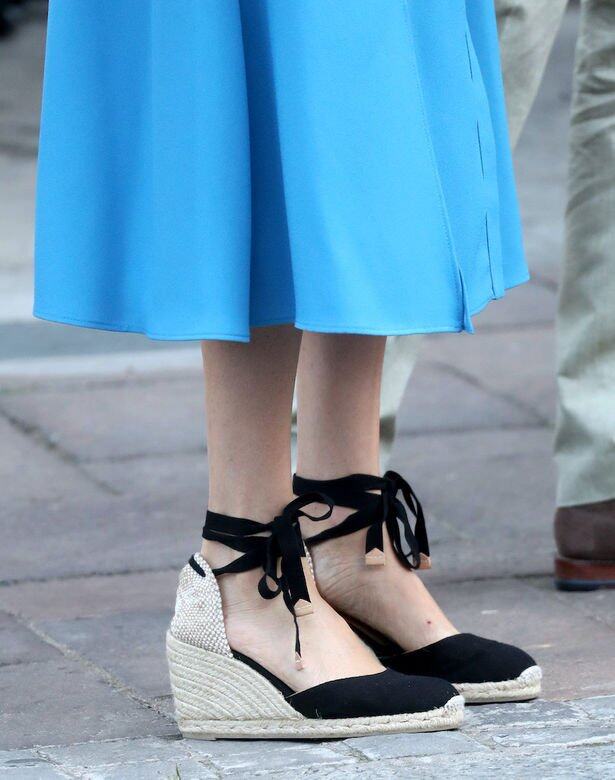 藍色原來跟草鞋如此夾，無論是連身抑或是半截裙，街頭的時尚達人都不