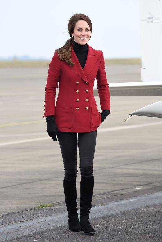 凱特出席有關空軍學員的活動，她的造型貼切主題，穿上的紅色修腰雙排