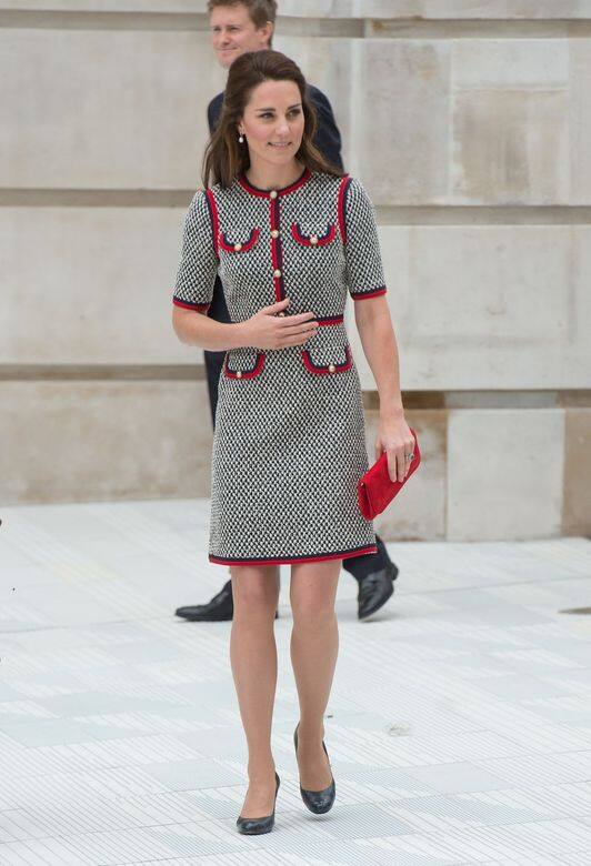 紅黑色的Gucci連身裙，再配上一個紅色的Emmy London bag，出席位於倫敦的V&A event，比