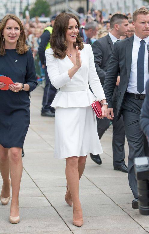 由白色做主調的凱特，外套上的荷葉邊細節加上粗幼適中的皮帶，帶出濃