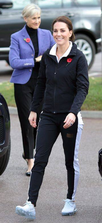 誰說劍橋公爵夫人不能穿上運動裝？身穿黑白間的運動褲配搭Nike Air VaporMax，充